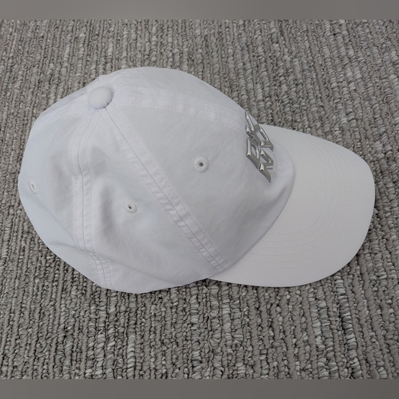 NWOT DKNY Women's White Baseball Cap/Hat With Silver Mettalic Raised Logo - Picture 3 of 6